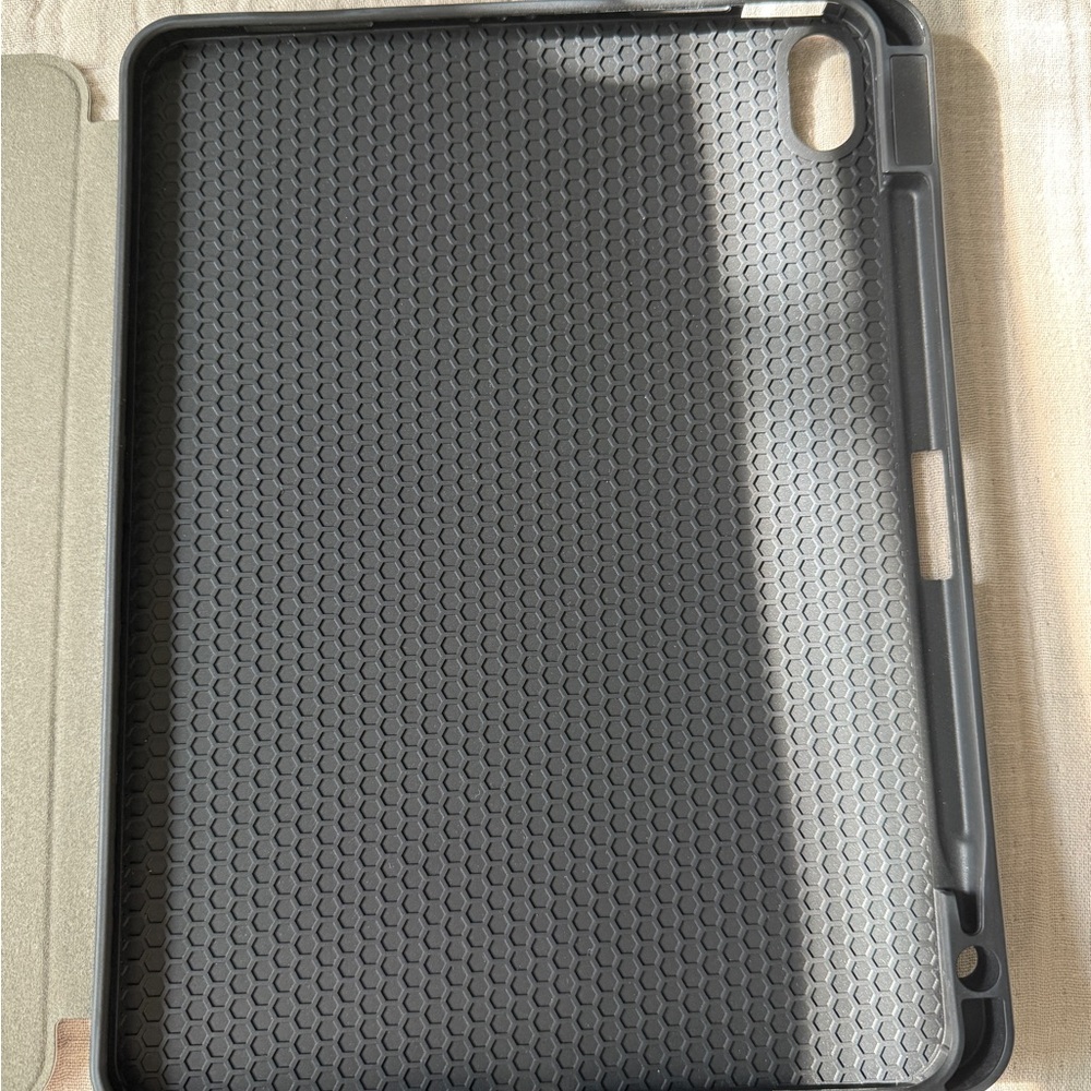 IPAD CASE ABSTRACT DESIGN MAGNETIC CLOSURE AND PEN SLOT - Picture 6 of 10